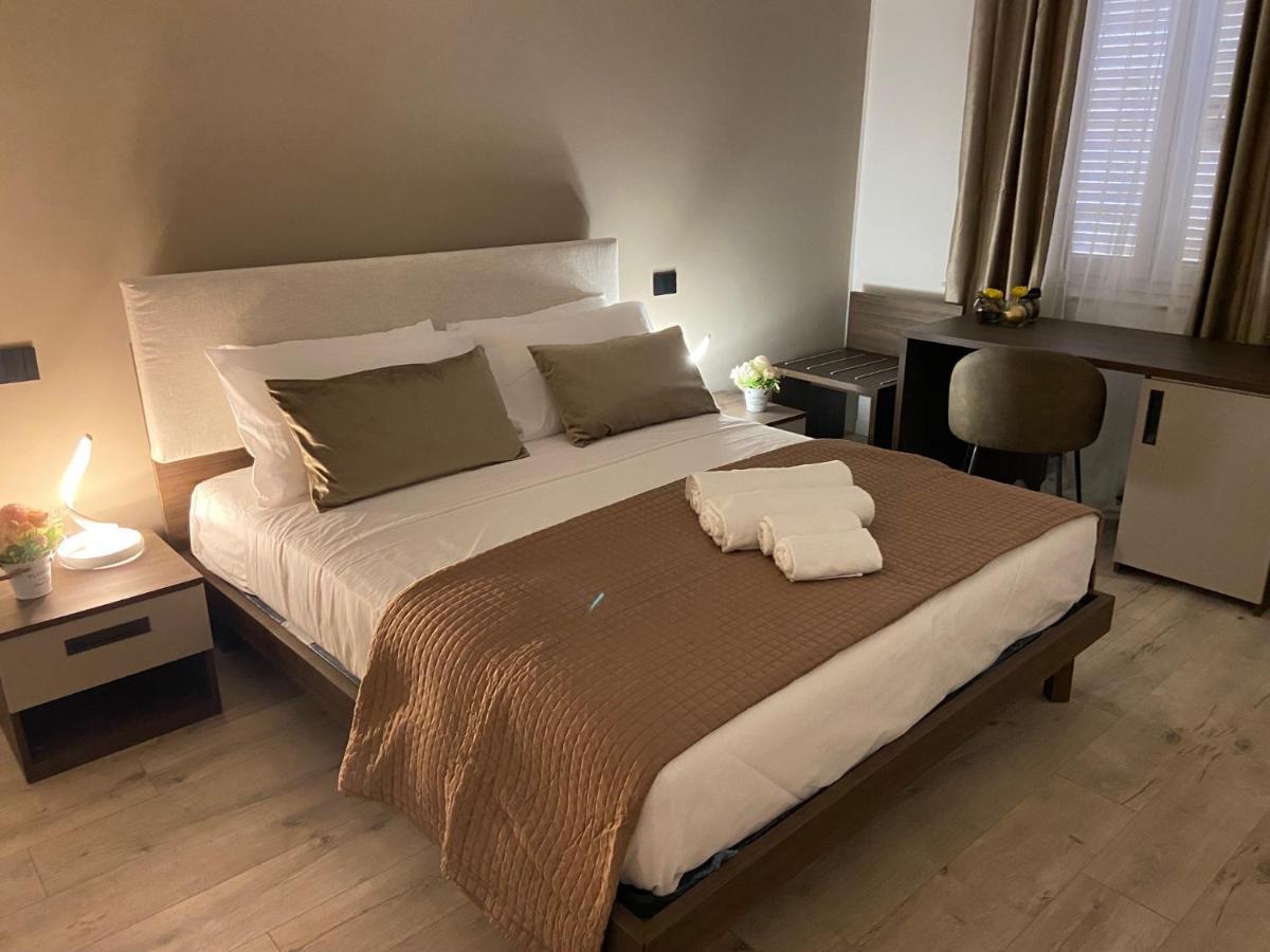 פלרמו Hotel Plaza Ungheria מראה חיצוני תמונה